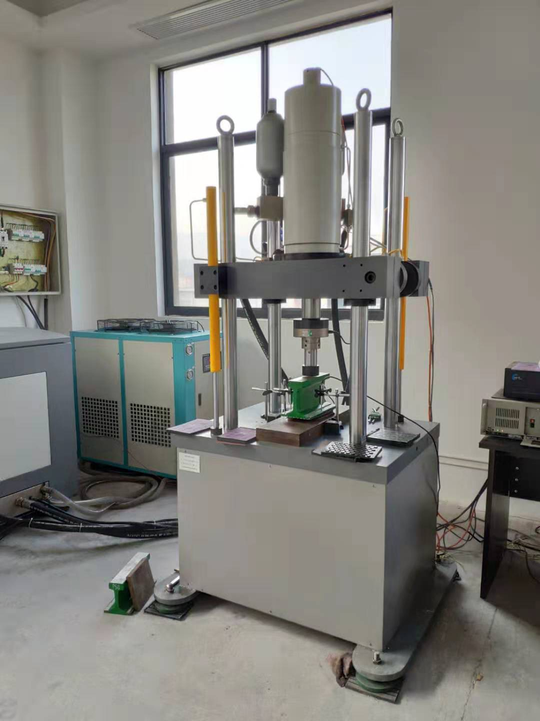 轨下垫板疲劳试验机